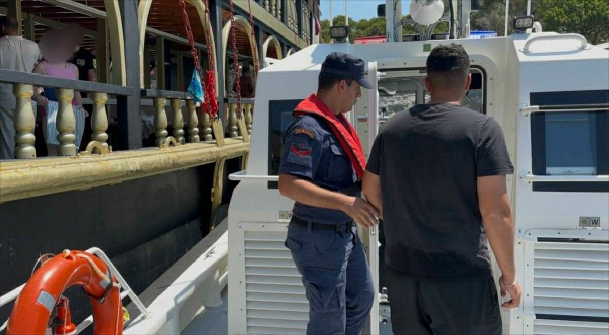 Fethiye açıklarında teknelerde rahatsızlanan 2 kişi tahliye edildi