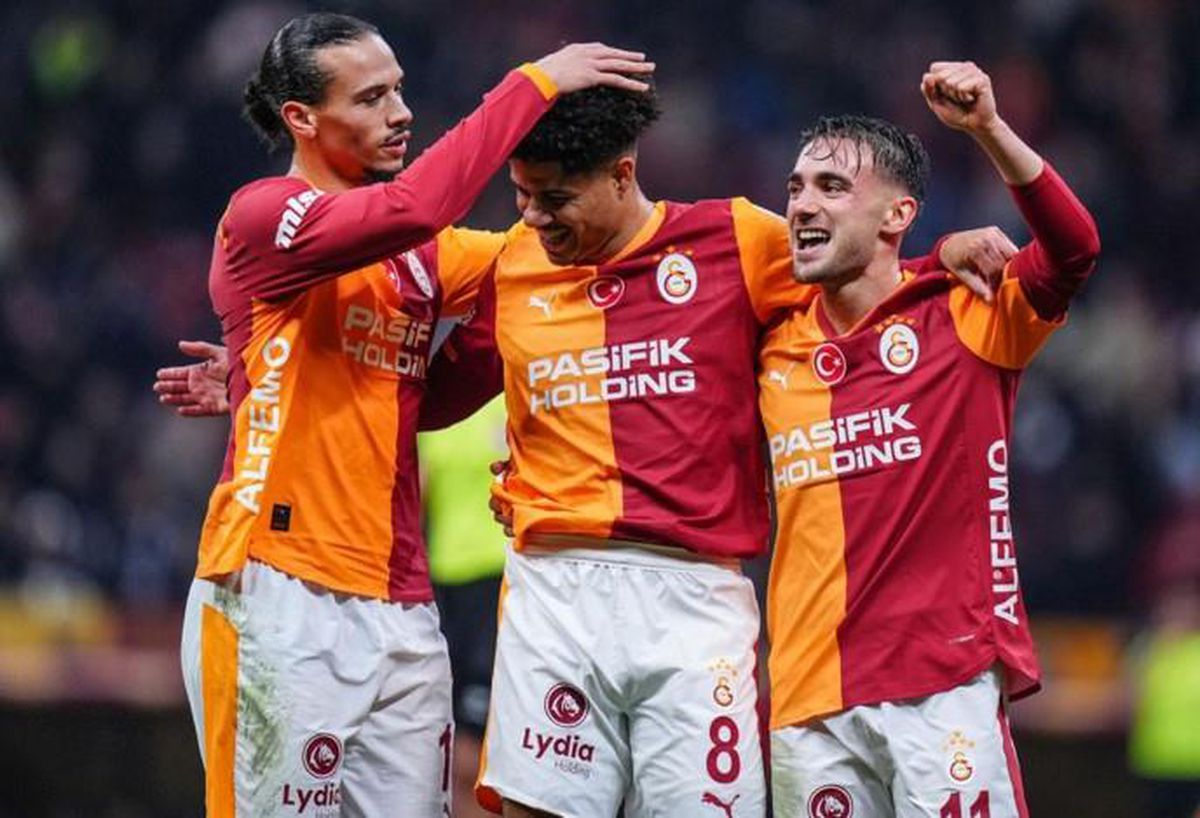 Galatasaray takımının antrenmanından bir görüntü veya maç öncesi hazırlık detayları.