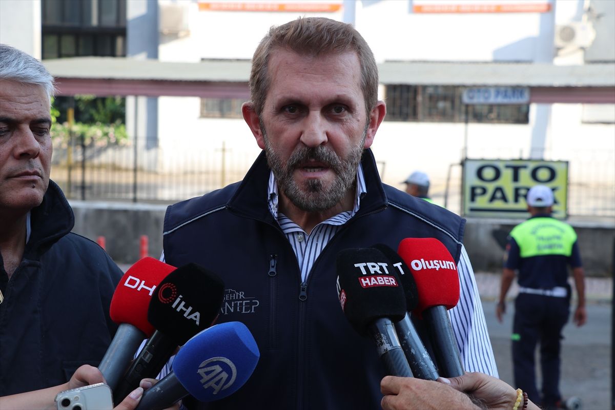 Gaziantep'te 5 katlı iş merkezinde çıkan yangın nedeniyle itfaiye ekipleri çalışıyor.