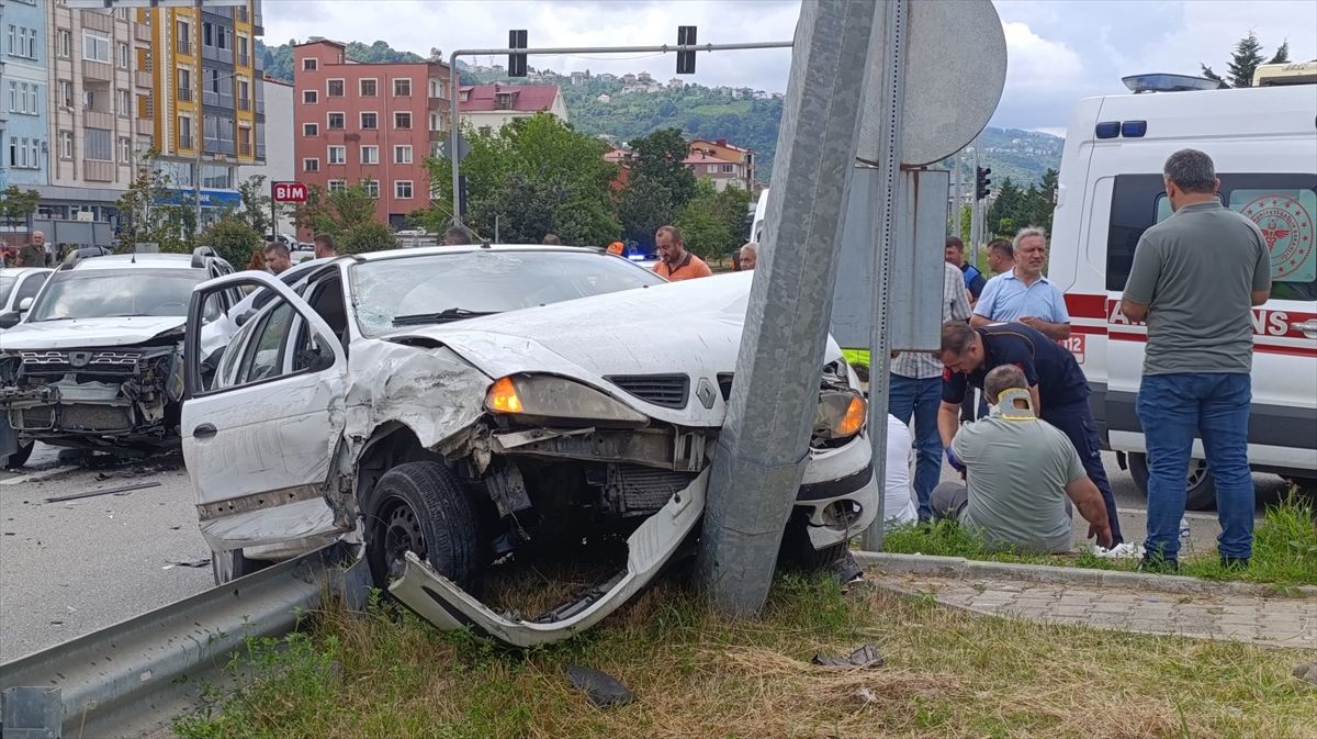 Giresun'da iki otomobilin çarpıştığı kazada 5 kişi yaralandı