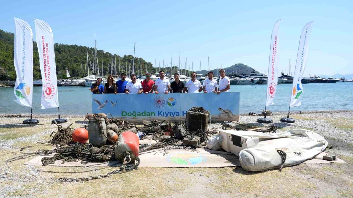 Göcek Halk Plajı'nda deniz dibi temizliği tamamlandı