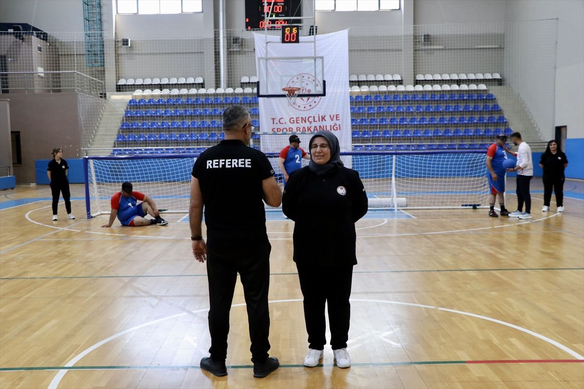 Görme engelli oğlunun spor yolculuğu, annesini golbol hakemi yaptı