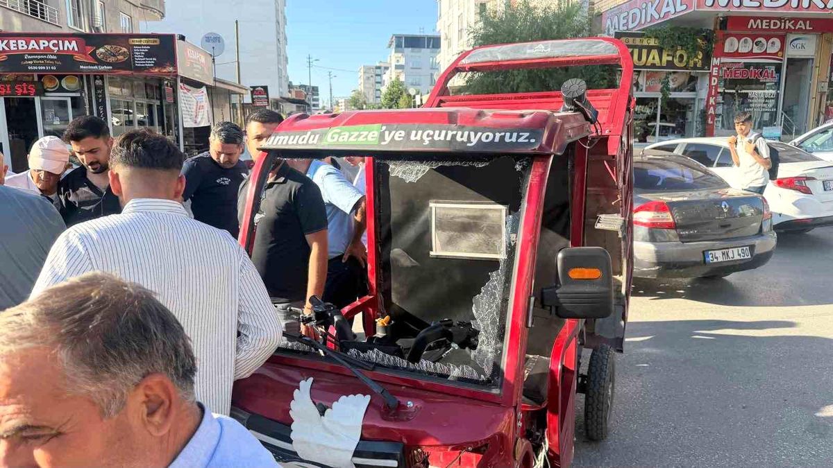 Adıyaman'ın Kahta ilçesinde meydana gelen trafik kazasında elektrikli motosiklet ve hafif ticari araç çarpıştı.