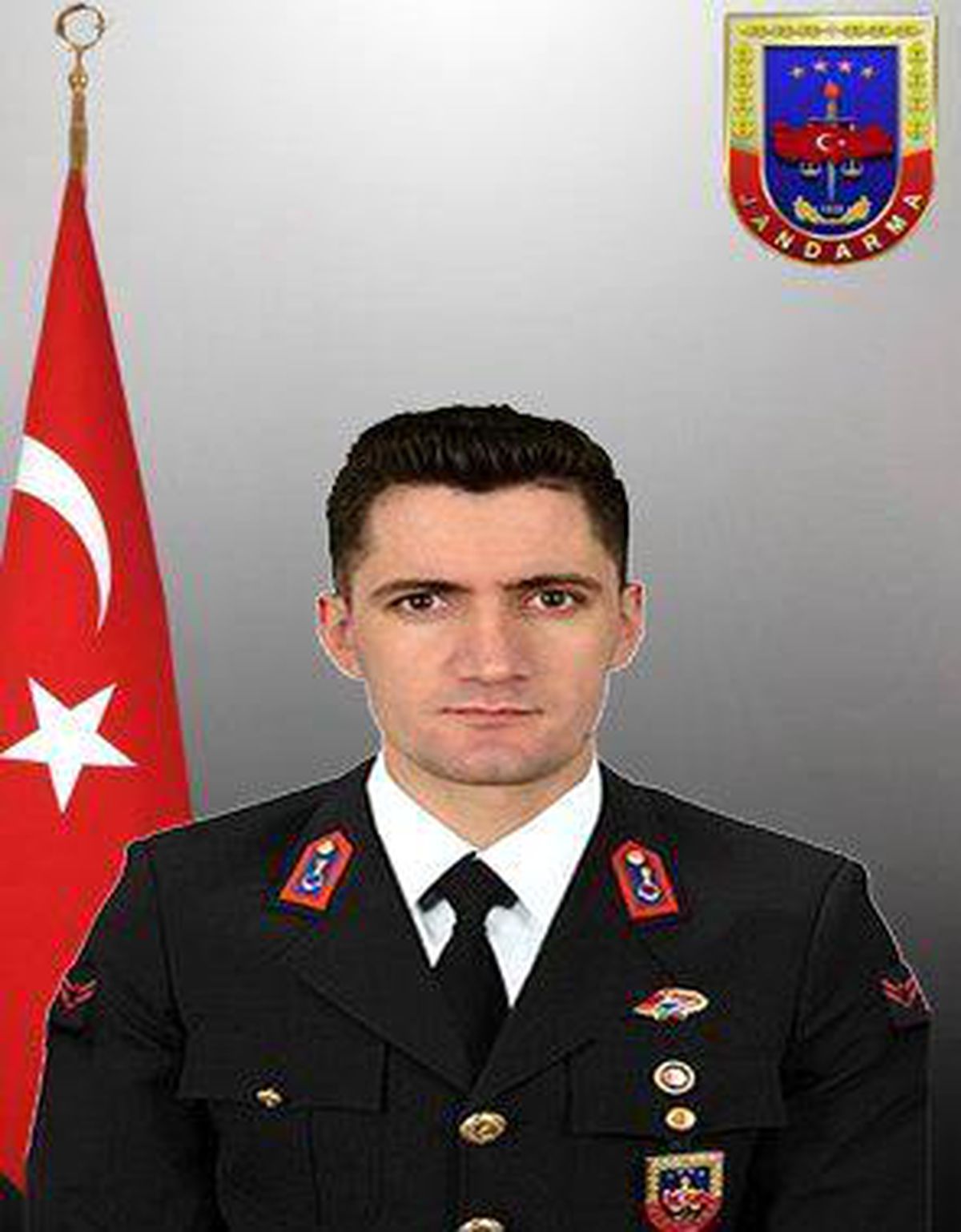 Jandarma Uzman Çavuş Ferhat Baykir'in halı saha maçında kalp krizi geçirerek hayatını kaybetmesiyle ilgili haber.