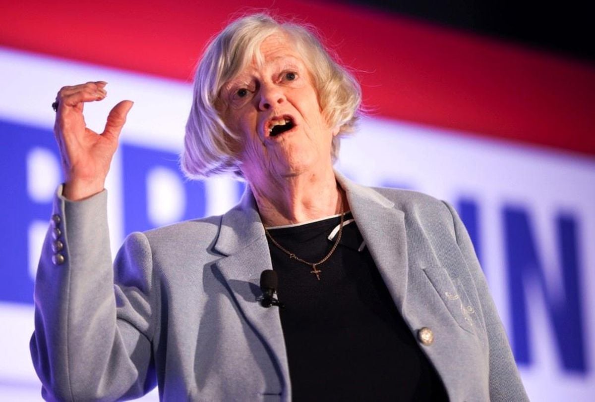 Eski İngiltere Bakanı Ann Widdecombe'un evinde ölü bulunduğu ve polis soruşturması başlatıldığı haberi.