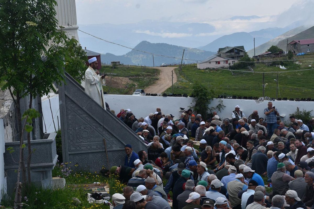 Kadırga Yaylası'ndaki üstü açık tarihi camide cuma namazı kılındı