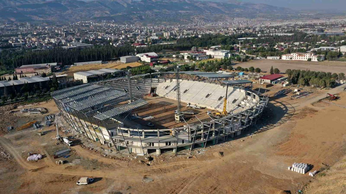 Kahramanmaraş'ta yapımı devam eden yeni stadyum inşaatından bir görünüm.