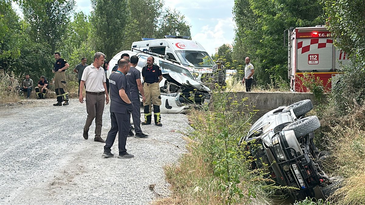 Kütahya'da meydana gelen trafik kazasında bir cipin sulama kanalına devrildiği an.