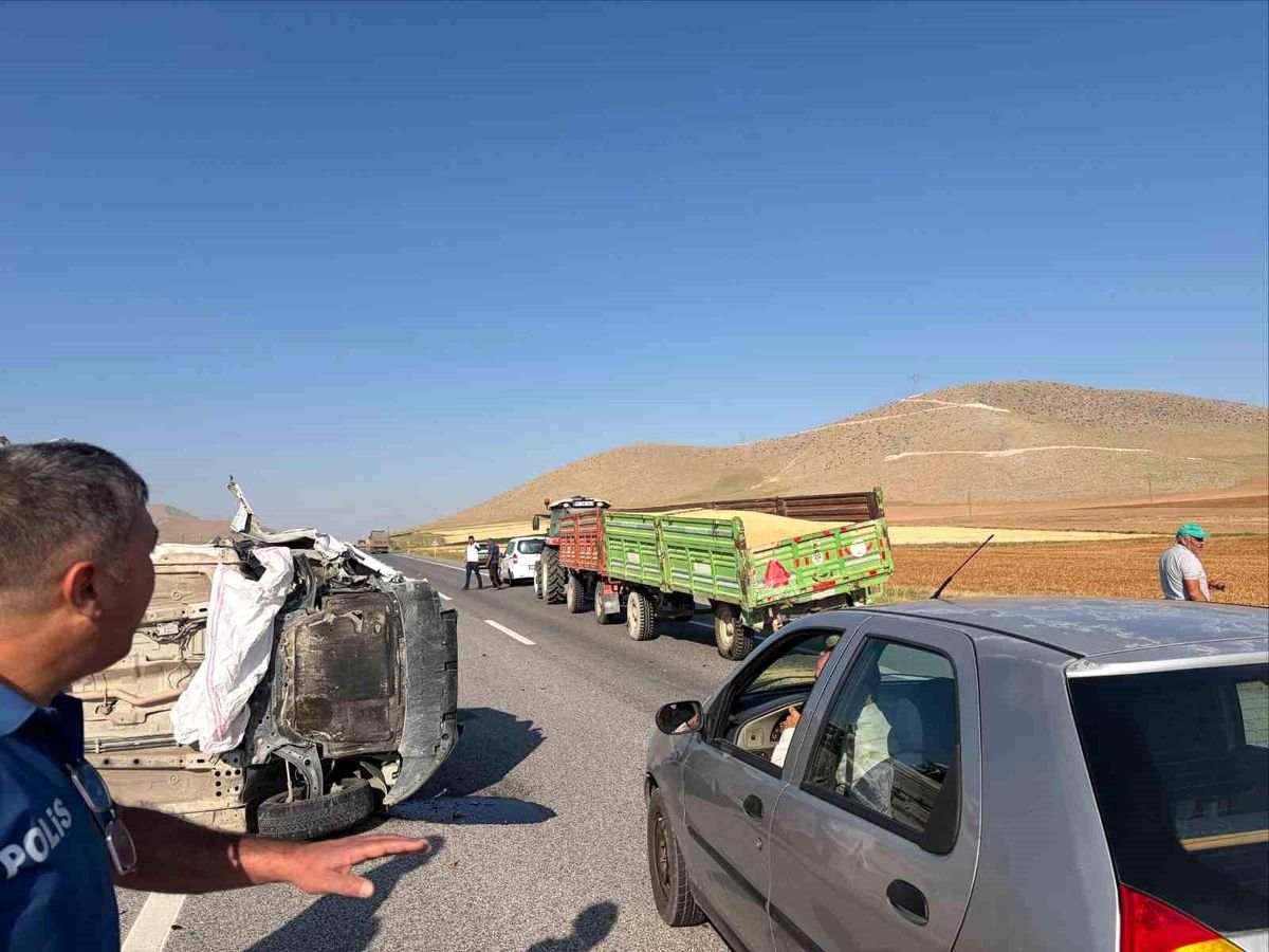 Karaman'da traktörün römorkuna çarpan otomobil devrildi: 1 yaralı
