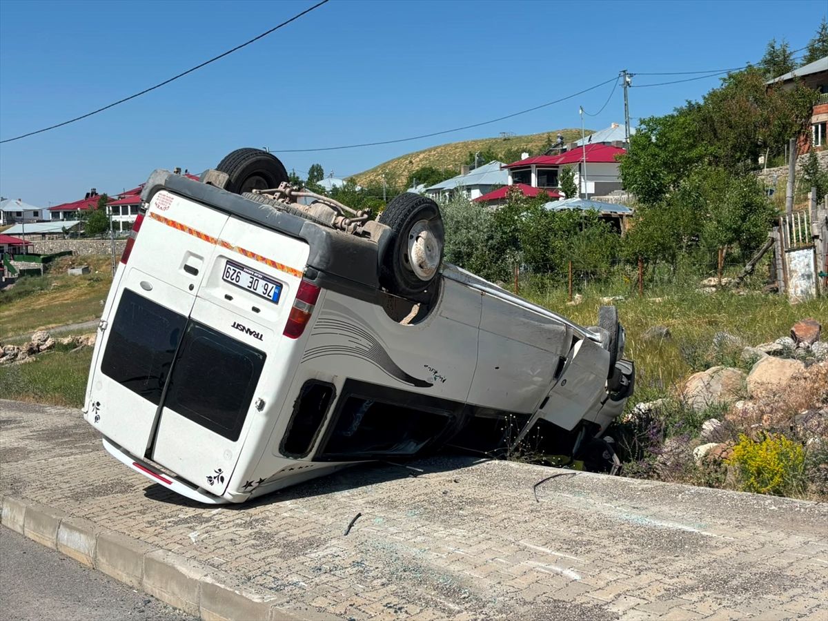 Karlıova'da devrilen minibüsün sürücüsü yaralandı