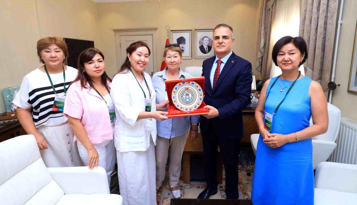 Kazakistan'dan gelen öğretmenler ve heyeti Muğla Valisi Dr. İdris Akbıyık'ı ziyaret ediyor.