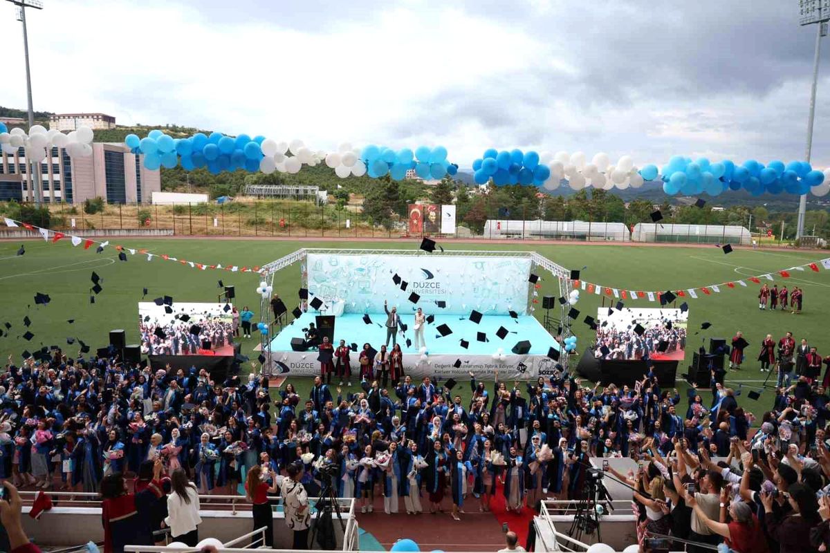 Düzce Üniversitesi mezuniyet töreninde keplerini atan öğrenciler