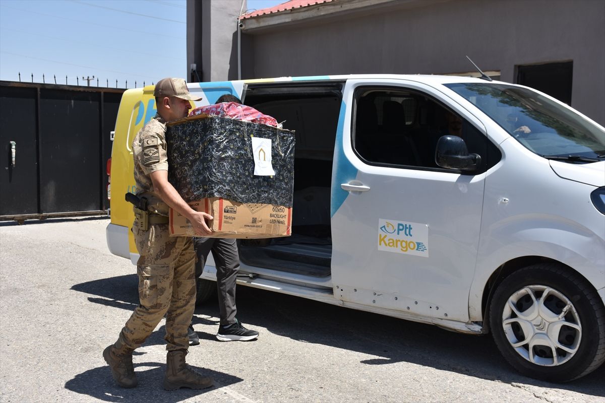 Kilometrelerce uzaktan gönderilen mektuplar Şırnak'ta Mehmetçik'e moral oldu