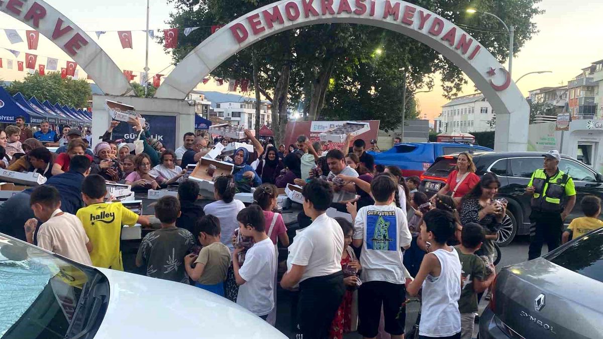 Körfez'deki Altın Kiraz Festivali'nde vatandaşların kirazlara gösterdiği ilgi.