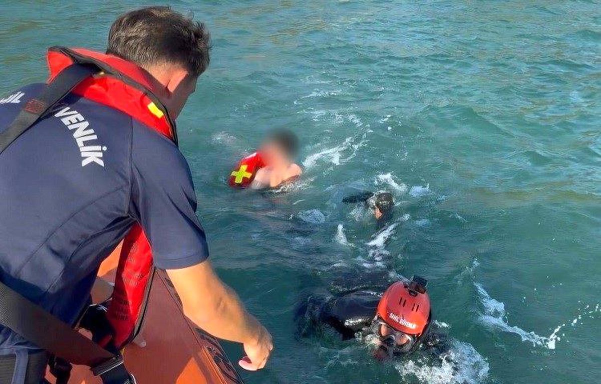 Kuşadası'nda denizde sürüklenen kişilerin Sahil Güvenlik ekiplerince kurtarılması