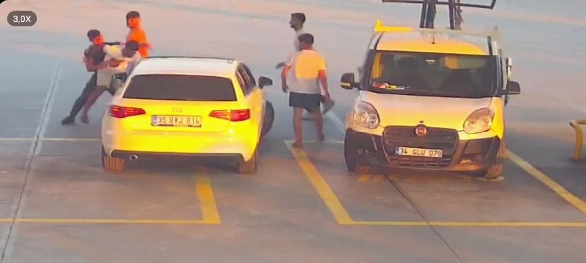 Kuşadası'nda yol verme tartışması, akaryakıt istasyonunda kavgaya dönüştü: olay anı kamerada
