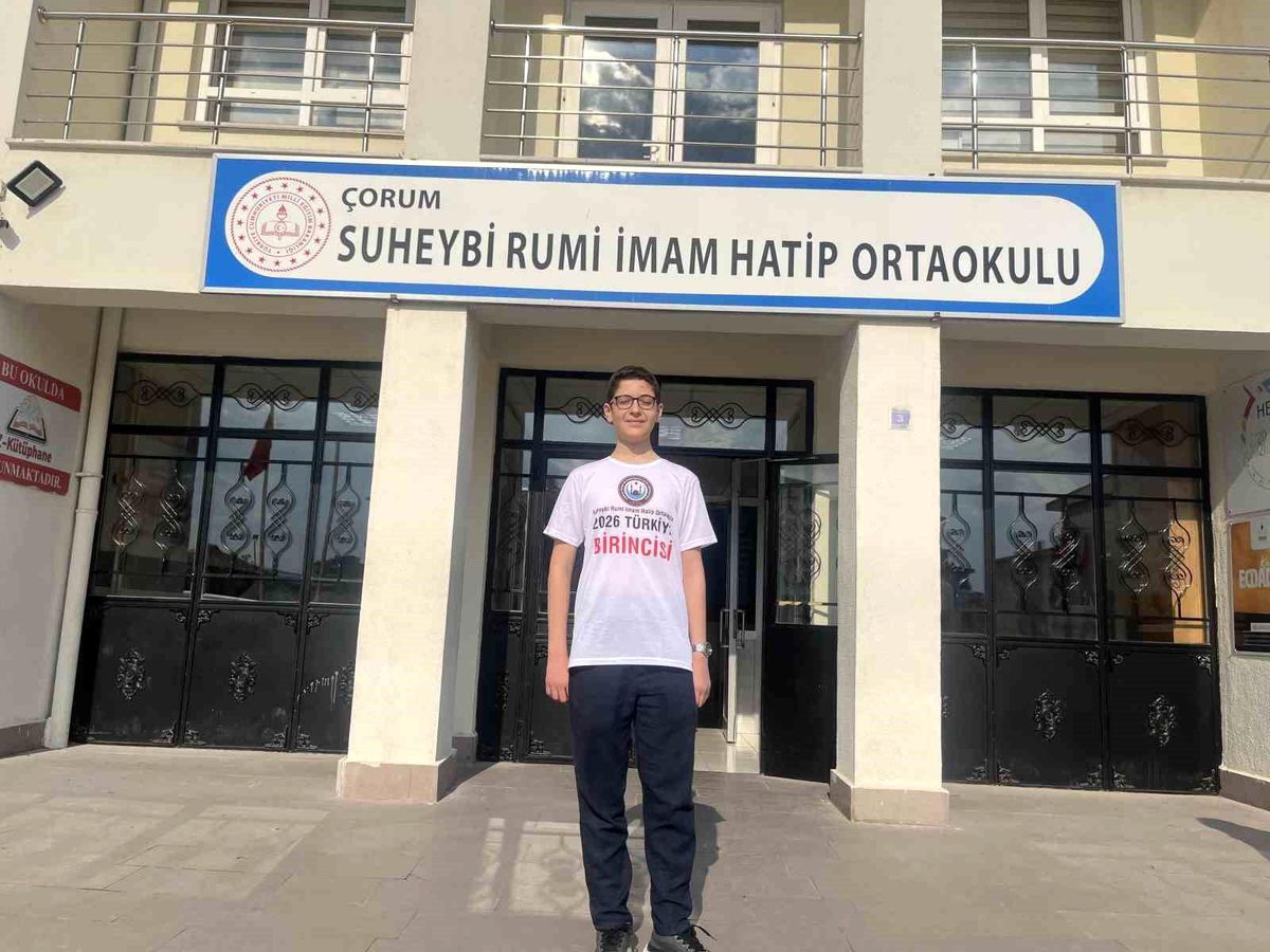 LGS Türkiye birincisi Bertuğ Yelmenoğlu okulunda tebrik edilirken