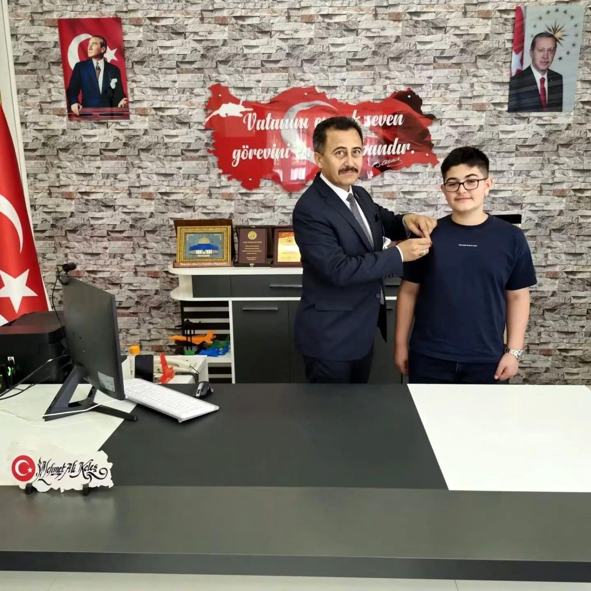 Bolvadinli LGS birincisi Musab Çınar Esiringü'ye çeyrek altın verilirken çekilmiş bir fotoğraf.