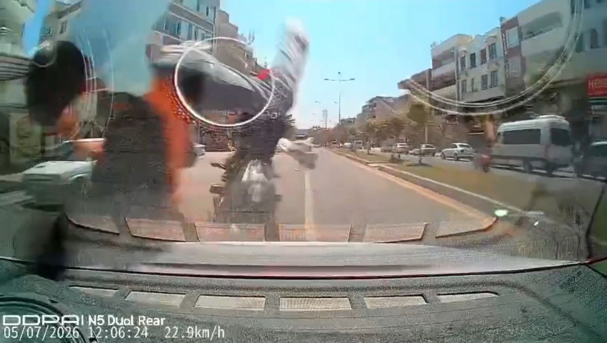 Şanlıurfa'da bir motosikletin otomobile arkadan çarptığı kaza anı.