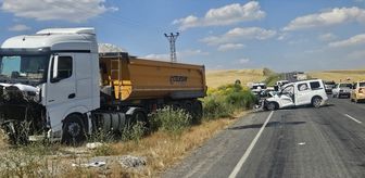 Muş'ta kamyonla çarpışan hafif ticari araçtaki 2 kişi öldü, 2 kişi yaralandı