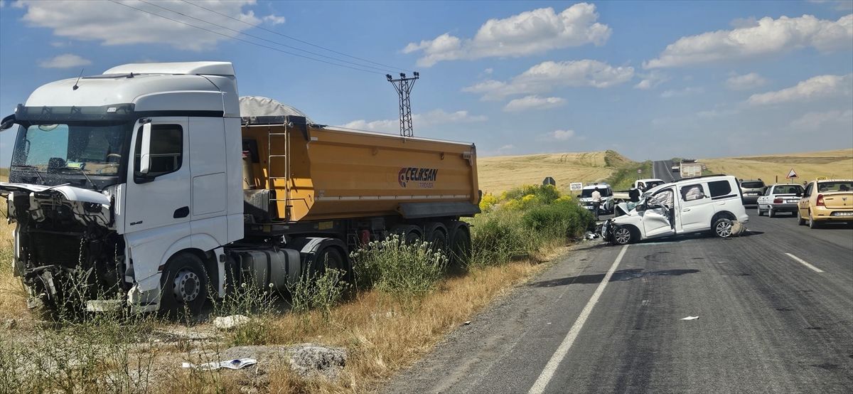Muş'ta kamyonla çarpışan hafif ticari araçtaki 2 kişi öldü, 2 kişi yaralandı