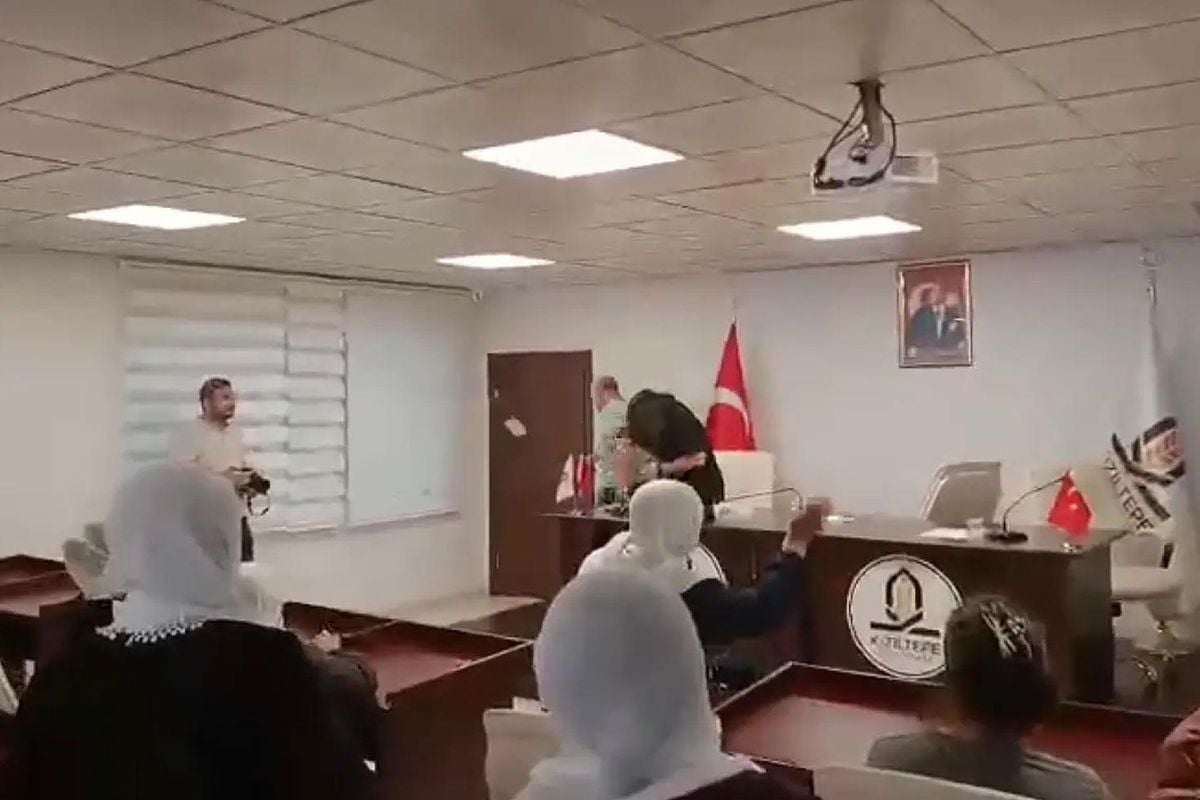 Müstehcen görüntülerini ortaya çıkmasının ardından DEM Parti’den istifa eden Kızıltepe Belediye Başkanı İpek'e yumurtalı protesto