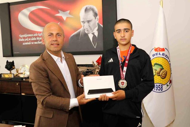 Olurlu genç pehlivana Başkan Ergün’den tam destek