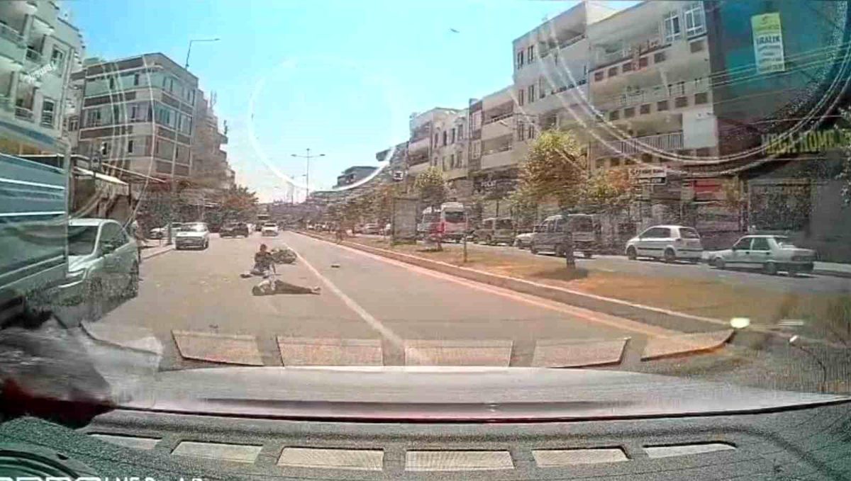 Otomobile arkadan çarpıp havada taklalar attılar: 1'i ağır 2 yaralı