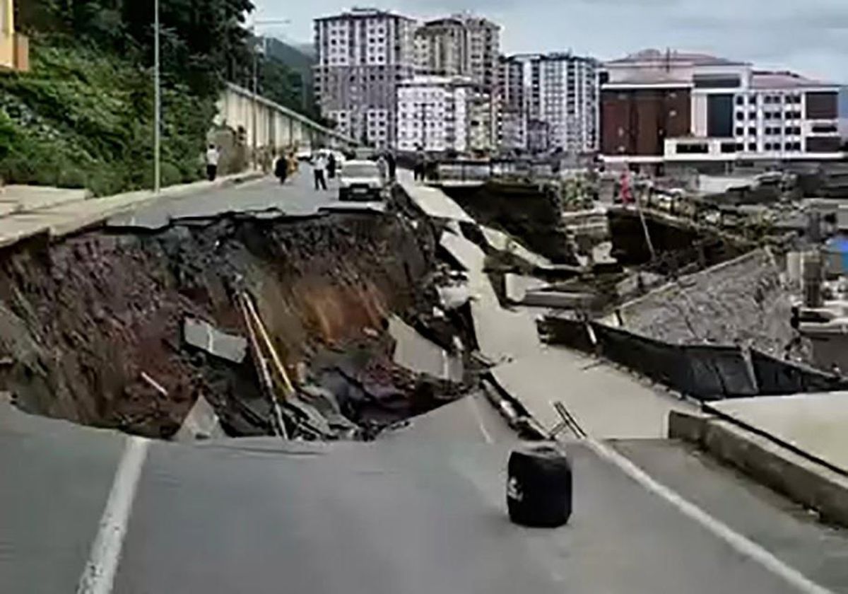 Rize'de yolun çökmesi sonucu oluşan manzara.