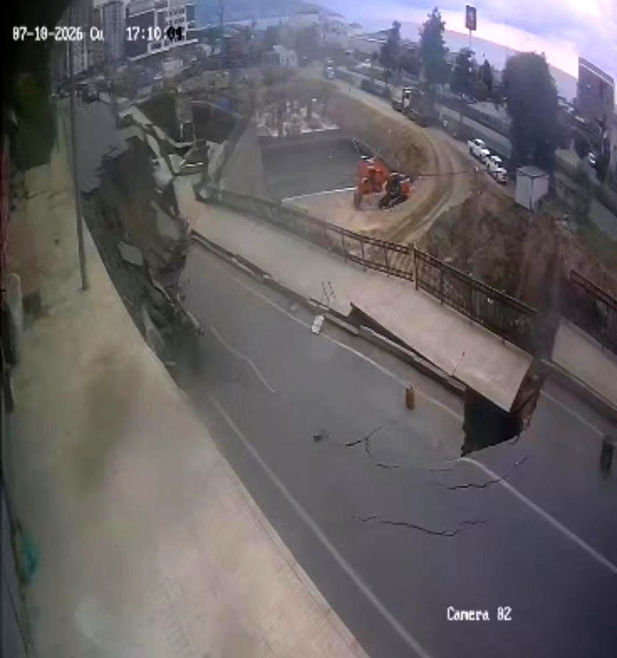 Rize'de çöken yolun güvenlik kamerası görüntüleri.