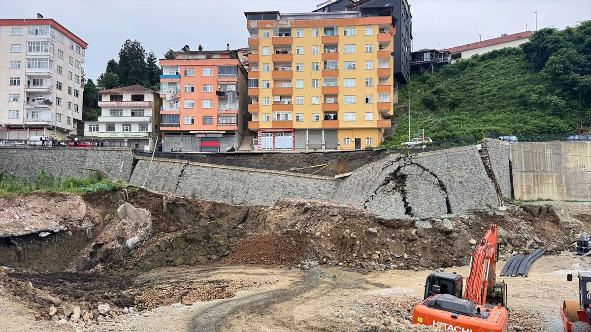 Rize'de yurt inşaatı duvarı çöktü: Yol çökmesi ve tahliye