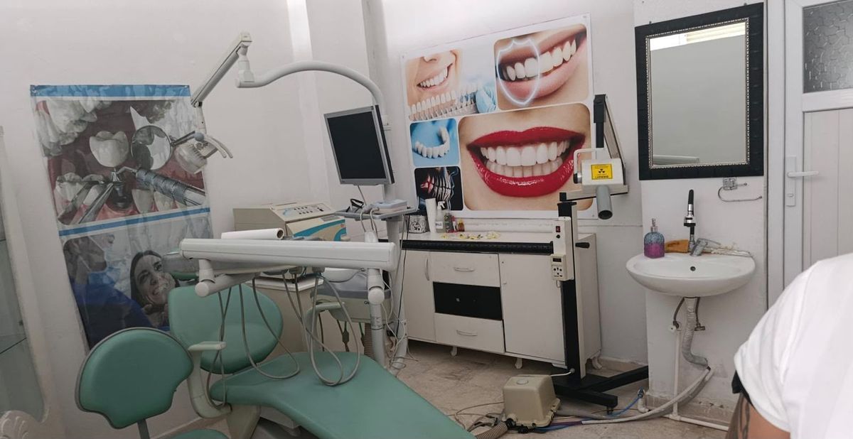 Şanlıurfa'da ruhsatsız diş kliniklerine yapılan operasyonda mühürlenen bir kliniğin önü.