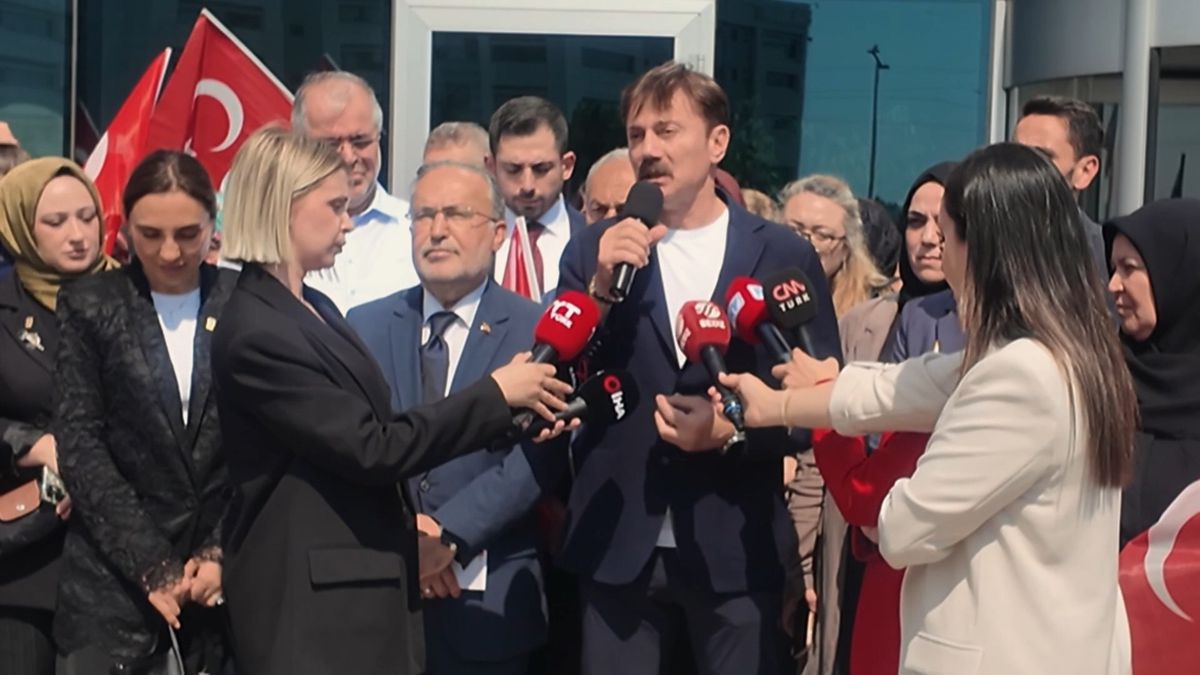 Bahçelievler Belediye Meclisi'nde 15 Temmuz şehitleriyle ilgili yaşanan tartışma sırasında çekilmiş bir fotoğraf.