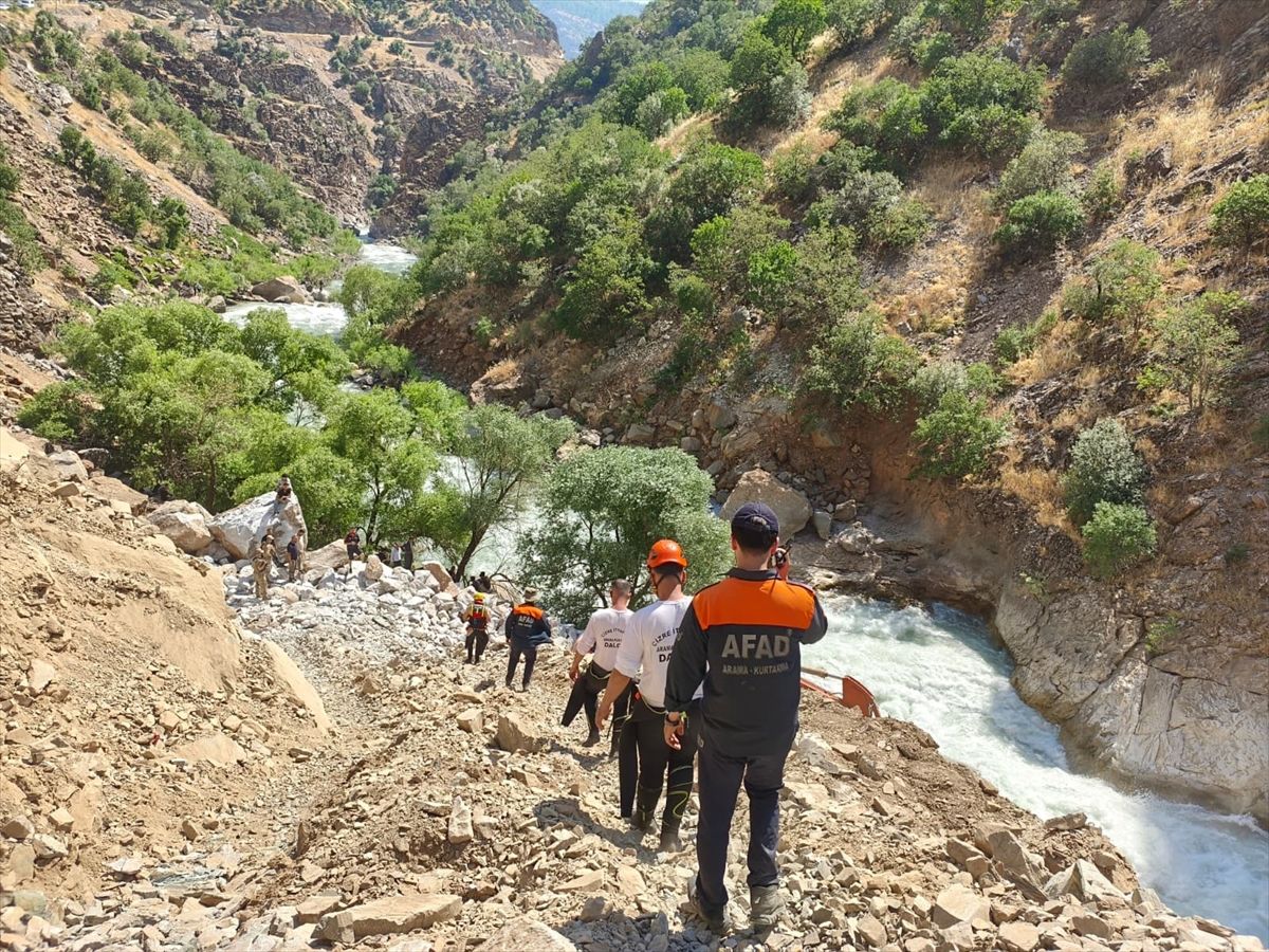 Şırnak'ta balık tutarken Habur Çayı'na düşen kişiyi arama çalışmaları sürüyor