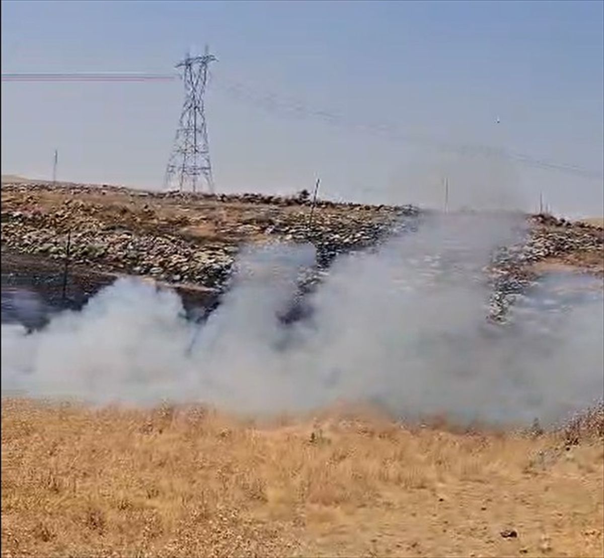Şırnak İdil'de anız yangını sonrası dumanlar yükseliyor.