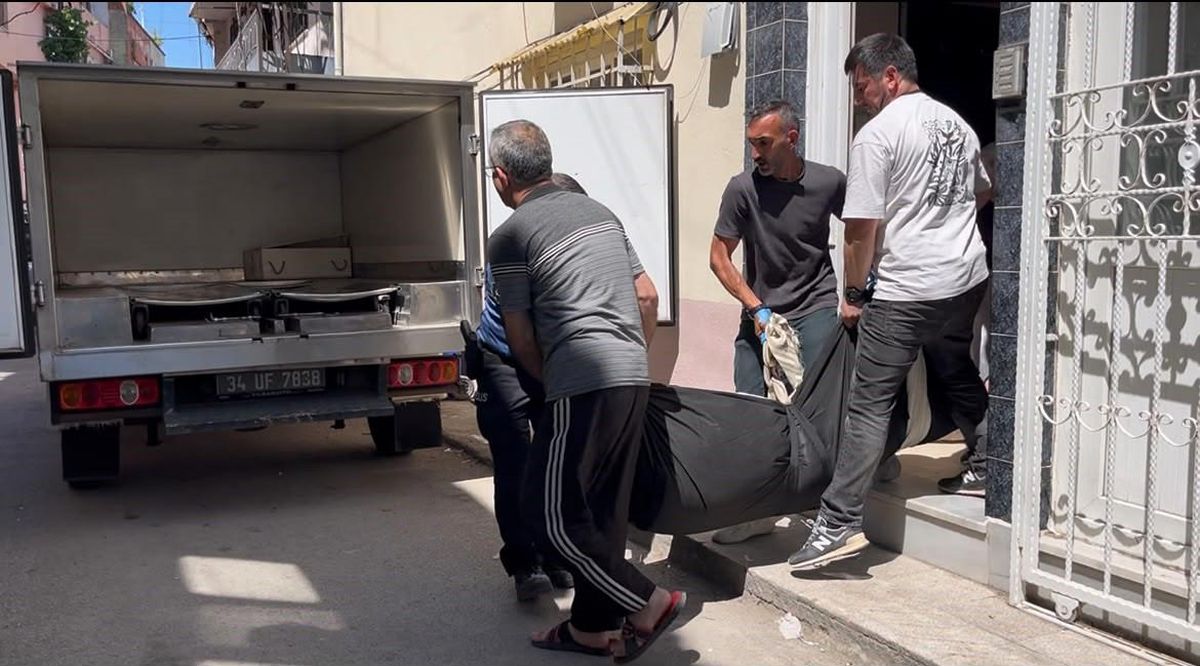 Talihsiz adam merdivenlerde can verdi... Acılı annenin feryadı yürekleri dağladı