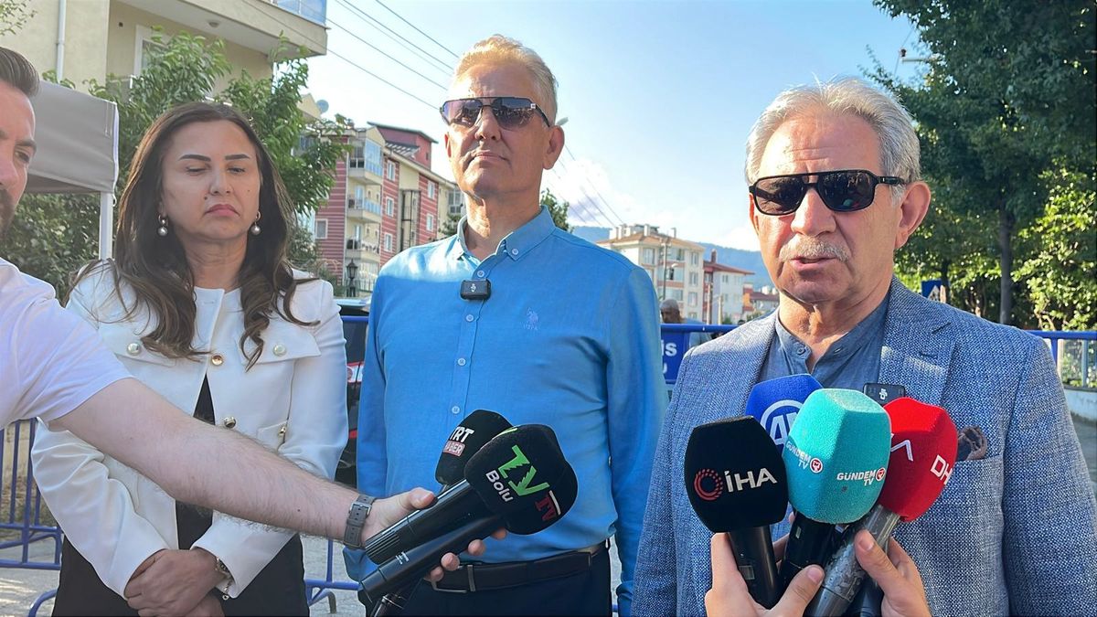 Bolu Belediye Başkanı Tanju Özcan'ın avukatı Ferit Atalay açıklama yapıyor.