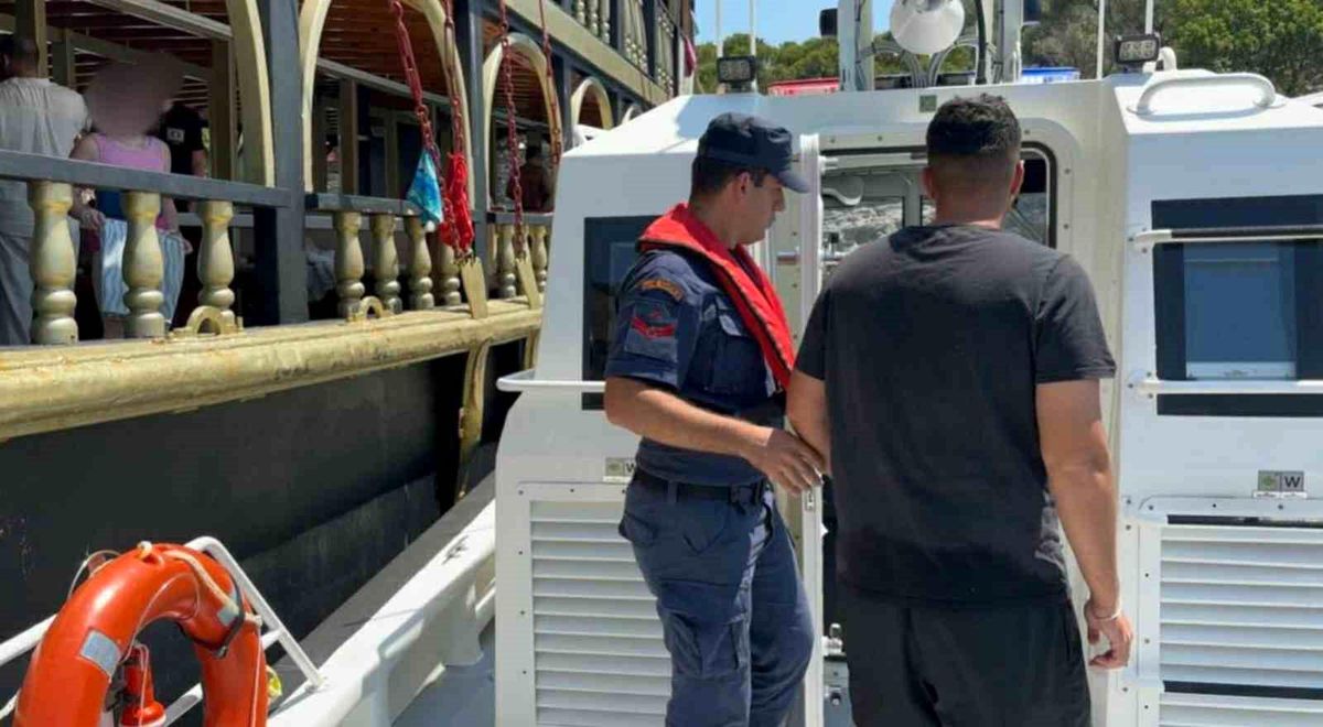 Sahil Güvenlik ekiplerinin Fethiye açıklarında bir tekneden yaralı bir kişiyi tahliye etme anı.