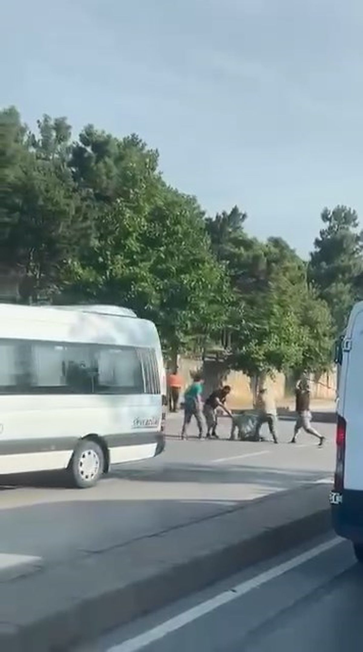 Trafikte tartıştıkları kişiyi sopayla dövdüler: 4 gözaltı