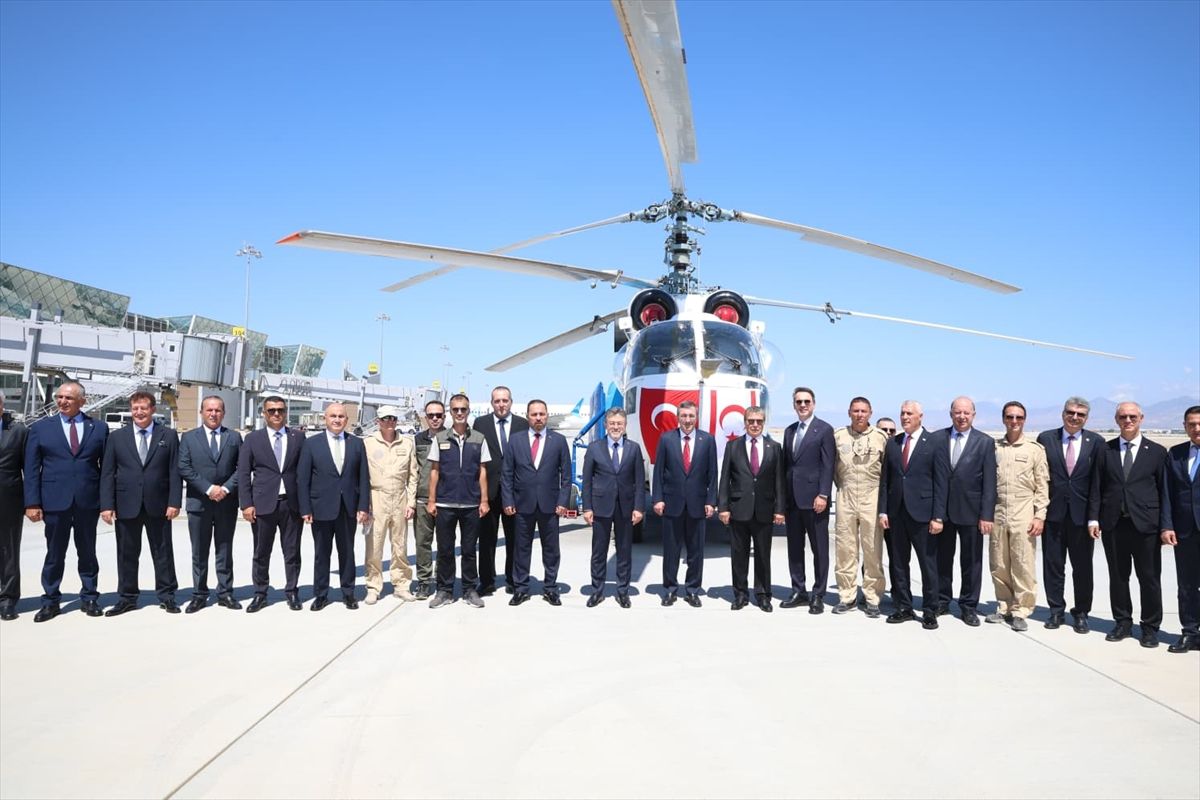 Türkiye tarafından gönderilen yangın söndürme helikopteri, KKTC'ye teslim edildi