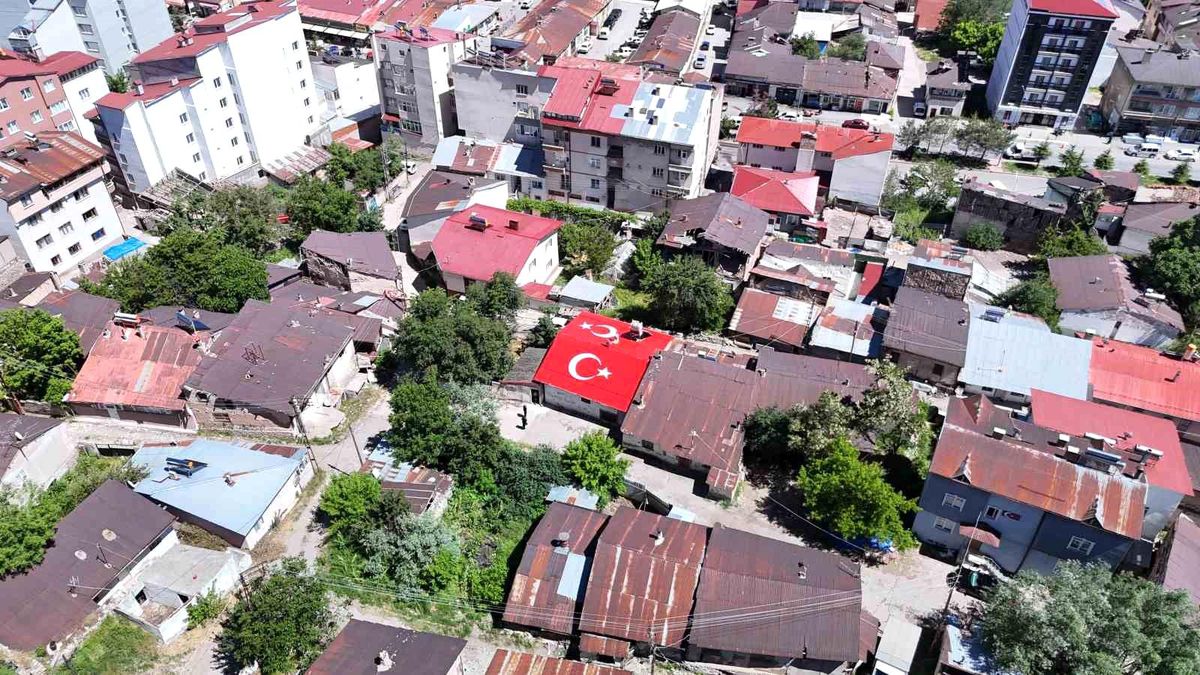 Vatan sevgisini evinin çatısına işledi