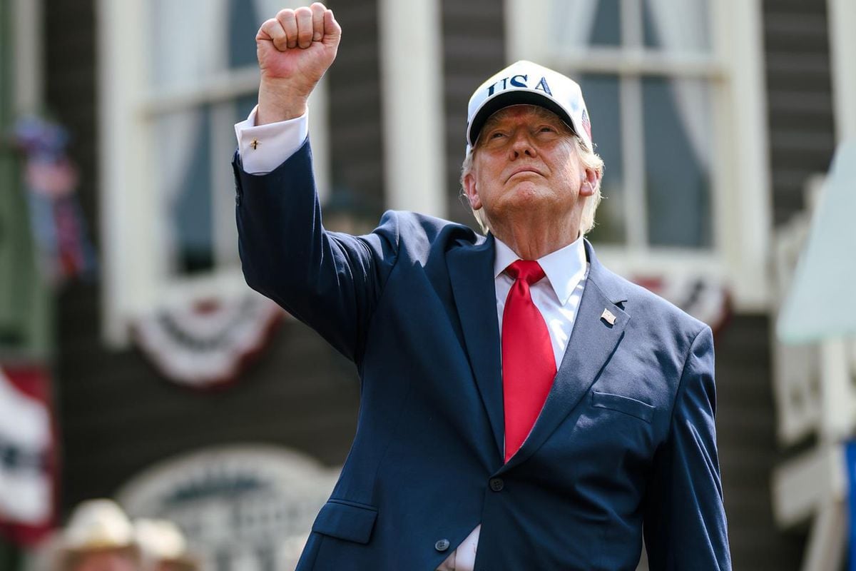 İsrail ve İran bayrakları, ortasında Donald Trump'ın silüeti.