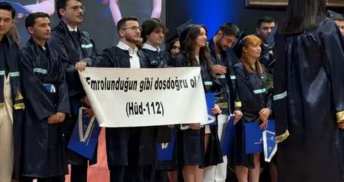 Yeditepe Üniversitesi ayet pankartı olayı nedir? Hûd Suresi neden gündemde? 'Emrolunduğun gibi dosdoğru ol' hangi ayette geçiyor?