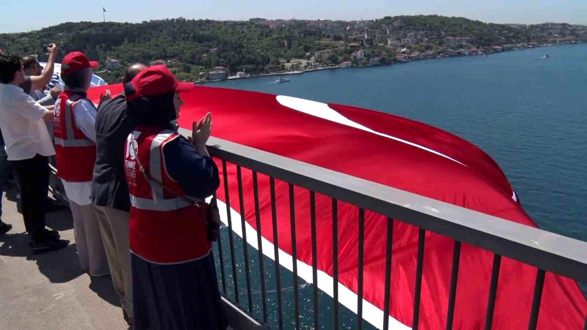 15 Temmuz Köprüsü'ne dev Türk bayrağı asıldı