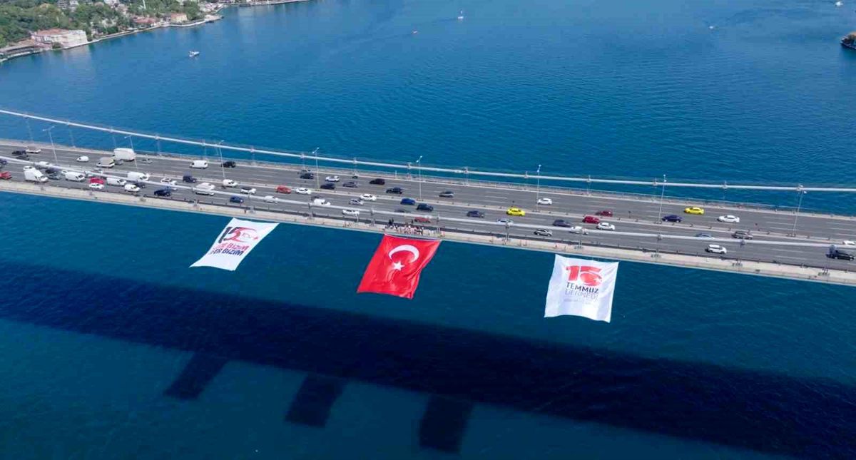 15 Temmuz'da köprüler Türk bayraklarıyla donatıldı