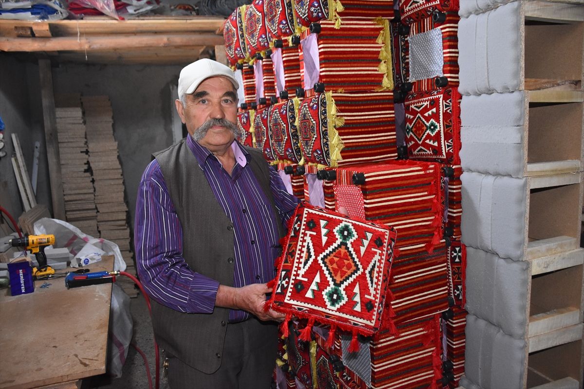 Afyonkarahisar Bolvadin'de üretilen otantik şark köşesi takımları