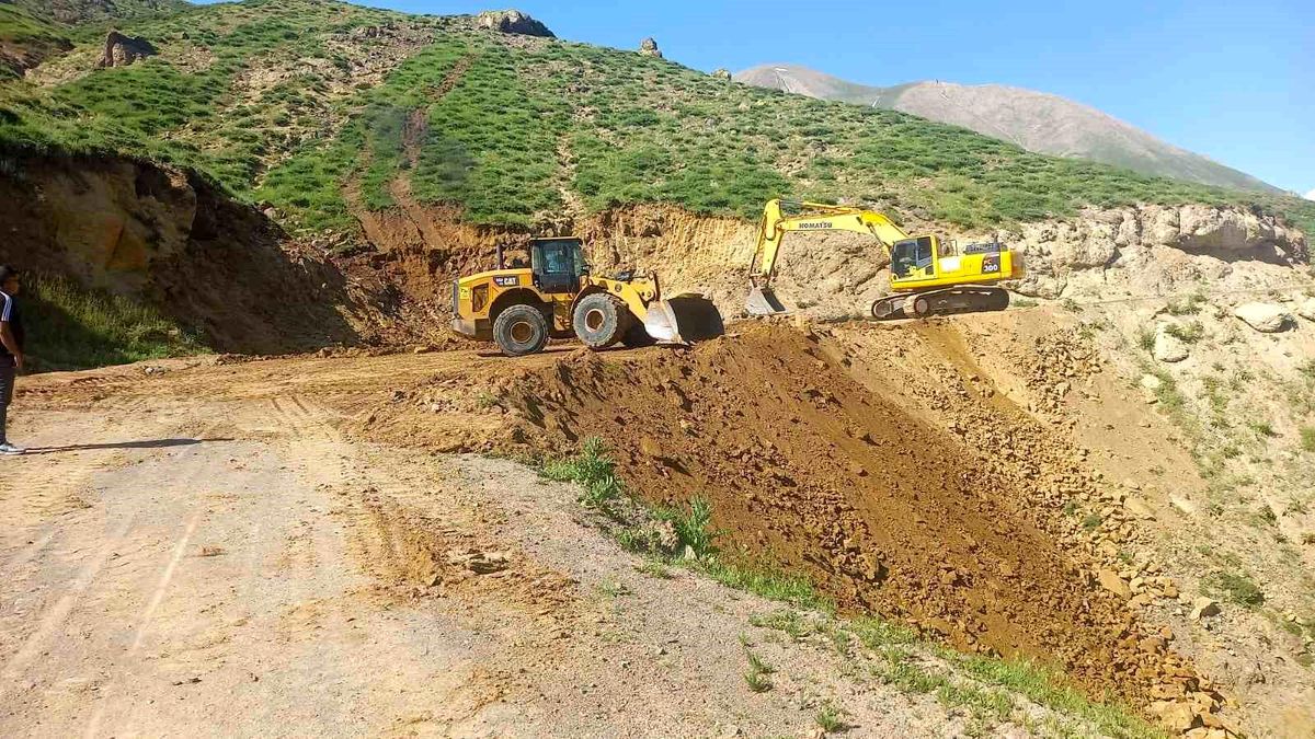 Ağrı'da köy yollarında bakım ve altyapı çalışmaları sürüyor