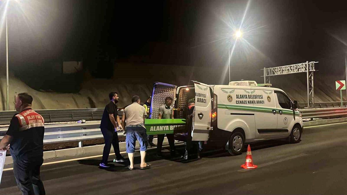 Alanya'da meydana gelen trafik kazasında bariyerlere çarpan motosiklet.