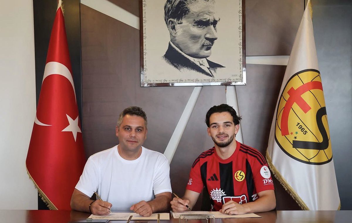 Emre Tangeldi'nin Eskişehirspor formasıyla çekilmiş bir fotoğrafı.