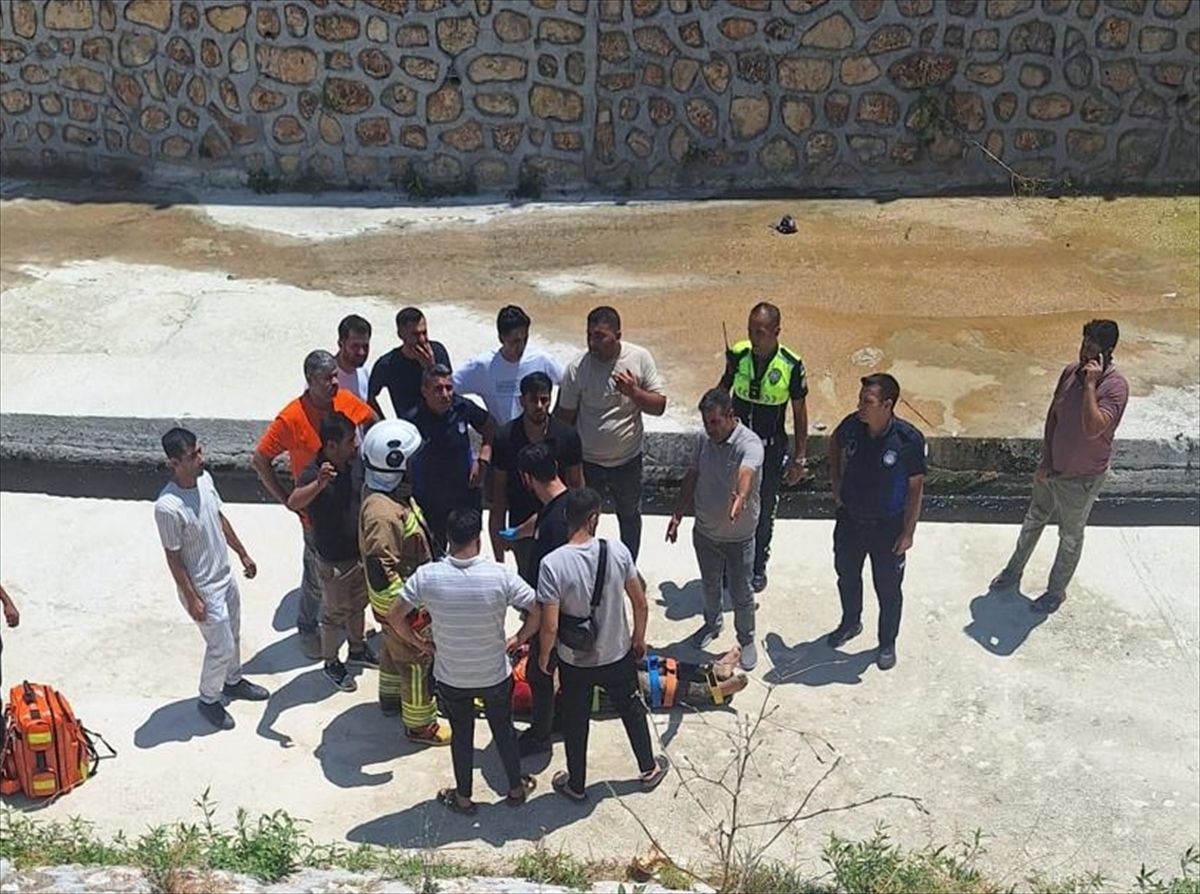 Altınözü ilçesinde köprüden düşen çocuk yaralandı
